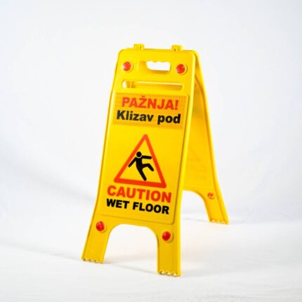 "A" tabla upozorenje "PAZI KLIZAV POD"