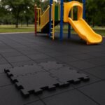 Podna guma PUZLA crna sa crvenim flekicama 50 x 50 x 1 cm