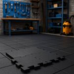 Podna guma PUZLA crna sa crvenim flekicama 50 x 50 x 1 cm