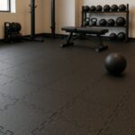 Podna guma PUZLA crna sa crvenim flekicama 50 x 50 x 1 cm